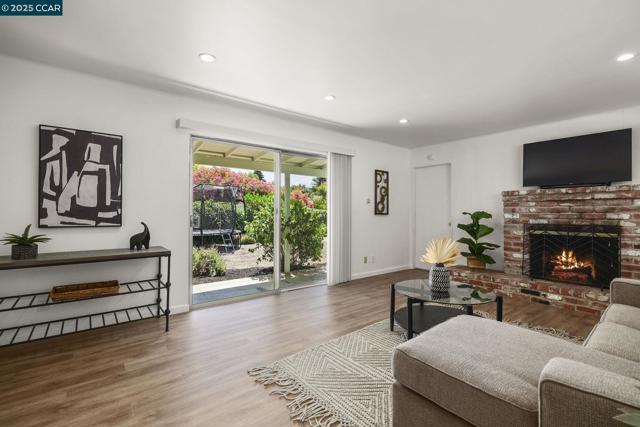 884 Juanita Dr, Lafayette CA: https://media.crmls.org/mediaz/e8ebb587-8e8f-44fe-ac81-c039fe8508de.jpg
