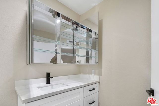 2749 Amber Wood Place, Thousand Oaks CA: https://media.crmls.org/mediaz/e8ec9f29-f57f-4150-96e4-46be6dd5c3ef.jpg