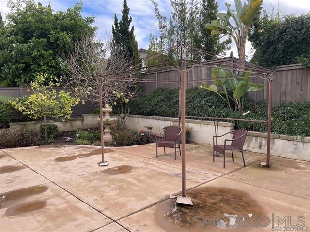 7235 Primrose Ln, San Diego CA: https://media.crmls.org/mediaz/e8ee0de3-04ba-4f71-9f41-b30b864c8e4f.jpg