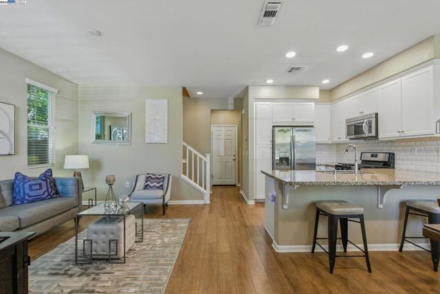 841 Fan Palm Ln, Brentwood CA: https://media.crmls.org/mediaz/e8ee74da-6e1a-47e7-8664-c1693c320041.jpg