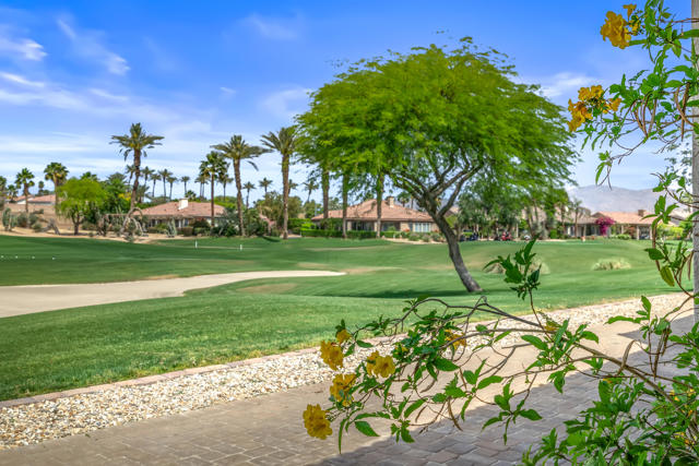 43393 Saint Andrews Drive, Indio CA: https://media.crmls.org/mediaz/e8ef8846-cbdd-41a2-8968-ec5f01262999.jpg