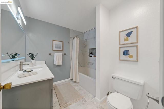 3501 35Th Ave, Oakland CA: https://media.crmls.org/mediaz/e8efbeb6-5876-4248-ad86-207cb64aadda.jpg