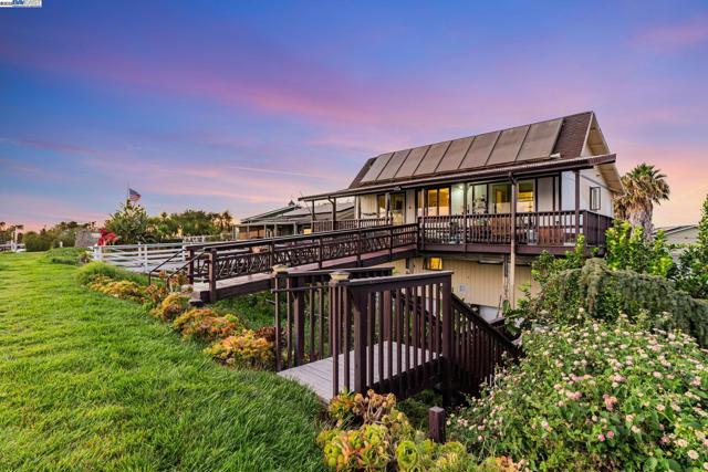 71 Taylor Pl, Bethel Island CA: https://media.crmls.org/mediaz/e8efda99-15db-4282-aee7-596c403dc969.jpg