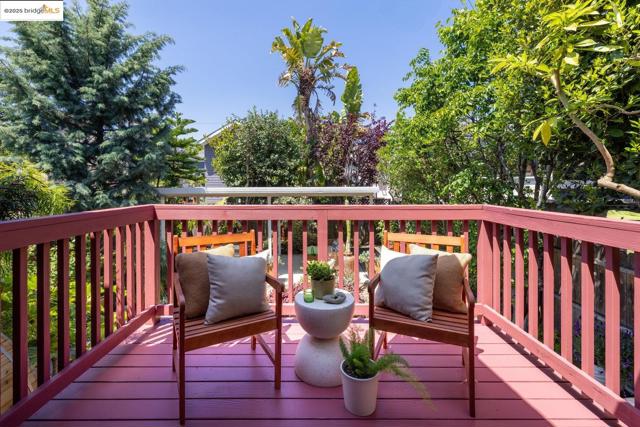 824 Arlington Avenue, Oakland CA: https://media.crmls.org/mediaz/e8f00ebe-a1e9-4f72-8fde-184ee300a6cb.jpg