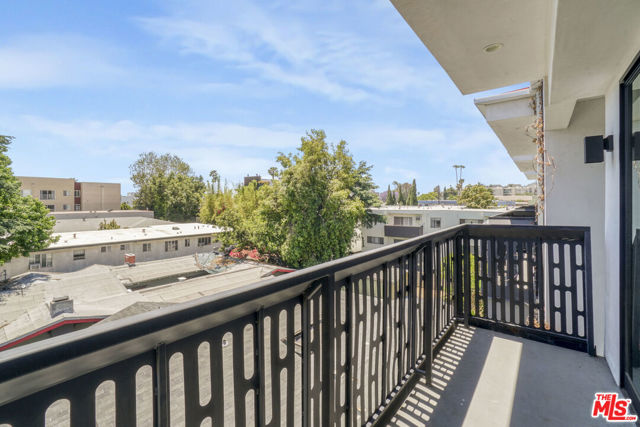 1445 1/4 N Martel Avenue, Los Angeles CA: https://media.crmls.org/mediaz/e8f0da82-2448-488e-b195-5cebde3daf32.jpg