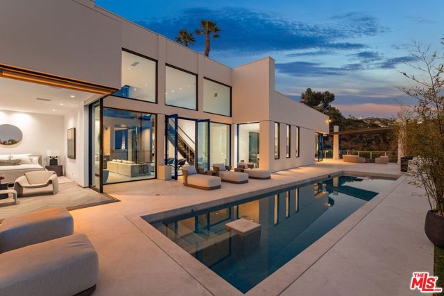 9405 Sierra Mar Place, Los Angeles CA: https://media.crmls.org/mediaz/e8f140b8-d5fa-440f-925b-f0866d5d05c6.jpg