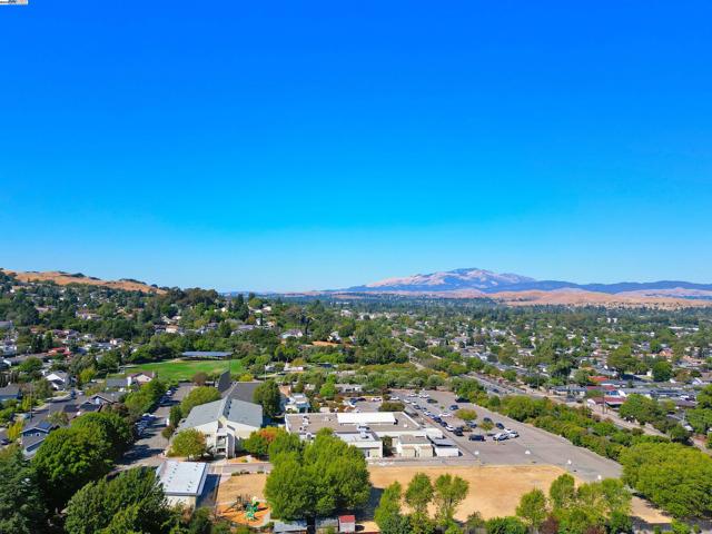 7776 Dublin Green Ct, Dublin CA: https://media.crmls.org/mediaz/e8f16222-38f8-4e0c-9973-21ee239a94f1.jpg