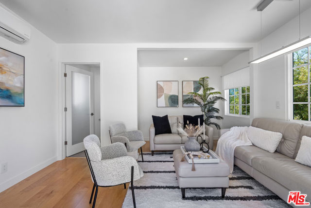 321 S Linden Drive, Beverly Hills CA: https://media.crmls.org/mediaz/e8f22765-d927-4171-8c98-0bfe6d11a062.jpg