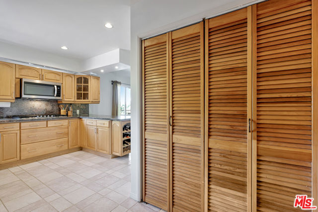 15511 Woodcrest Drive, Sherman Oaks CA: https://media.crmls.org/mediaz/e8f2590a-3dc1-4f14-8c3a-ed2a9a593aab.jpg