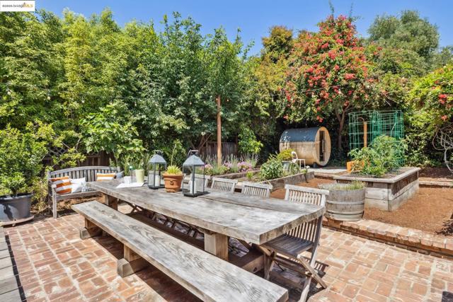 3019 Benvenue Ave, Berkeley CA: https://media.crmls.org/mediaz/e8f28bd3-36d0-4403-ba25-081ffeb6cb5f.jpg
