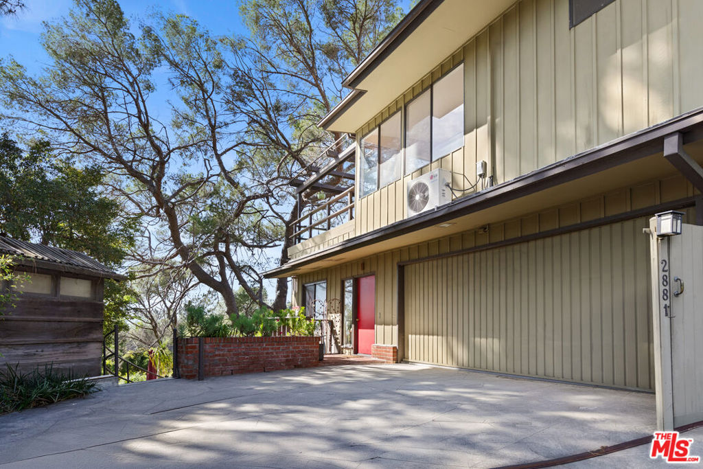 2881 Hollyridge Drive
