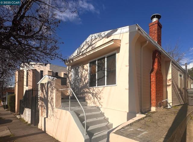 3316 Macarthur Blvd, Oakland CA: https://media.crmls.org/mediaz/e8f38a4d-8cf3-48ca-ab53-55ba5ddc8849.jpg