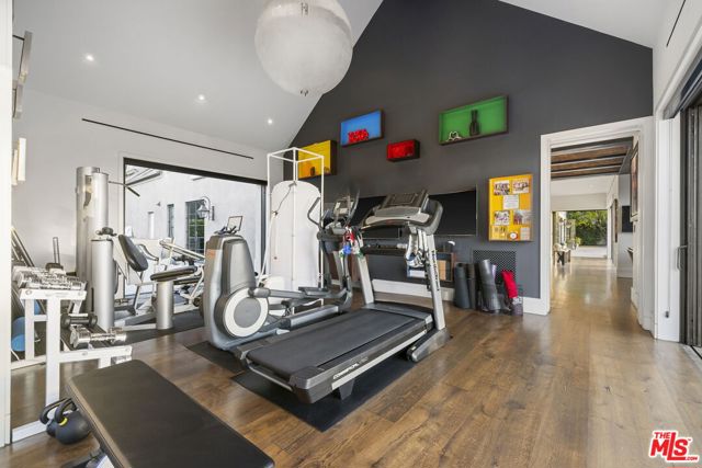 3396 Stone Ridge Lane, Los Angeles CA: https://media.crmls.org/mediaz/e8f39bf3-c7eb-452f-ad38-e6bf3ca97be3.jpg