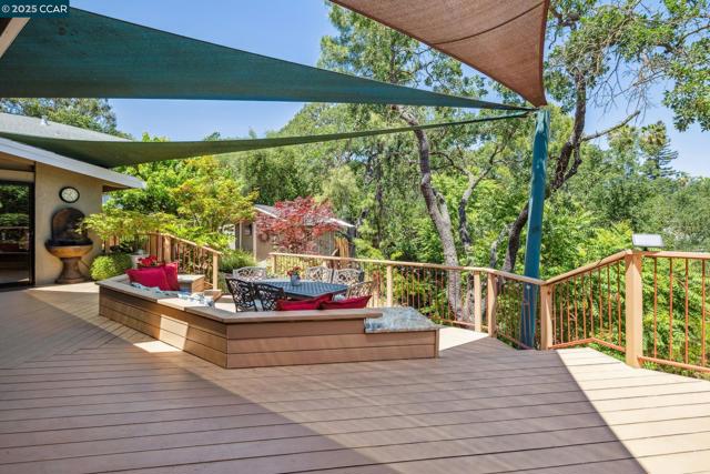 700 Golf Club Way, Pleasant Hill CA: https://media.crmls.org/mediaz/e8f49e8f-8fd9-47a1-a507-3e476a372885.jpg