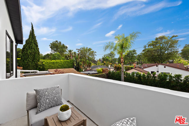 2631 Castle Heights Place, Los Angeles CA: https://media.crmls.org/mediaz/e8f4af2a-1d14-4bc7-97ad-7f047cb70caa.jpg