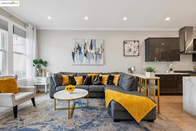 1537 Revere AVE, San Francisco CA: https://media.crmls.org/mediaz/e8f4d261-a8c5-4a7f-ba8d-07675fb167ab.jpg
