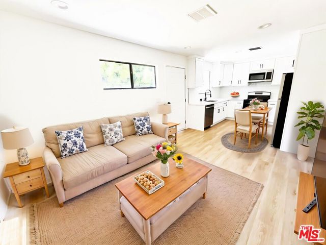 4192 Marlton Avenue, Los Angeles CA: https://media.crmls.org/mediaz/e8f5308a-7ffb-431f-bb52-4ee0e951f110.jpg