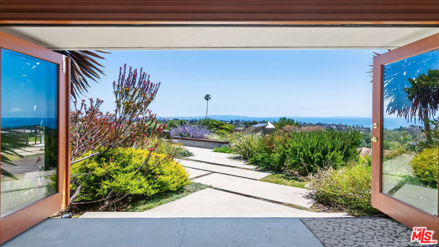 1166 LAS PULGAS Place, Pacific Palisades CA: https://media.crmls.org/mediaz/e8f57779-1677-4a4f-87bf-cce2dcba45a7.jpg