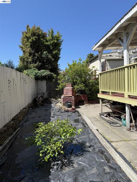 663 25TH Street, Oakland CA: https://media.crmls.org/mediaz/e8f5a901-1693-4a8a-b513-158780e1030d.jpg