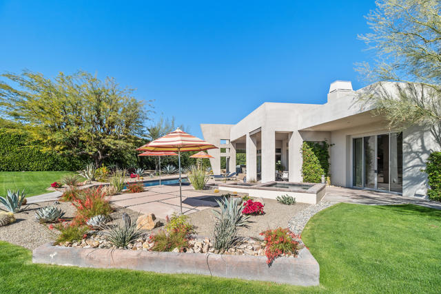 81 Royal Saint Georges Way, Rancho Mirage CA: https://media.crmls.org/mediaz/e8f5eec4-5eee-480c-8e6d-d31ad609d309.jpg