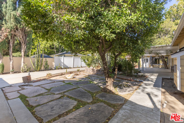 7225 Forbes Avenue, Lake Balboa CA: https://media.crmls.org/mediaz/e8f5f43e-cac9-4193-a5c8-554346de8805.jpg