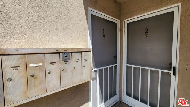 12942 Moorpark Street, Studio City CA: https://media.crmls.org/mediaz/e8f629ea-59ed-4364-bc45-09d17faff2e1.jpg