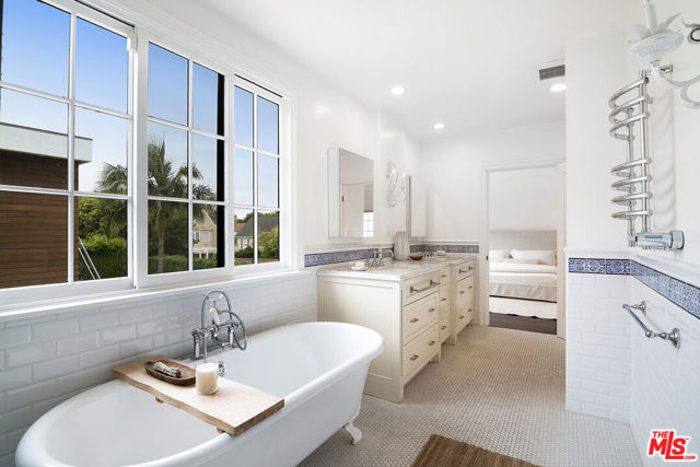 338 S Highland Avenue, Los Angeles CA: https://media.crmls.org/mediaz/e8f65048-6c66-491a-bfca-ba8437382fc2.jpg