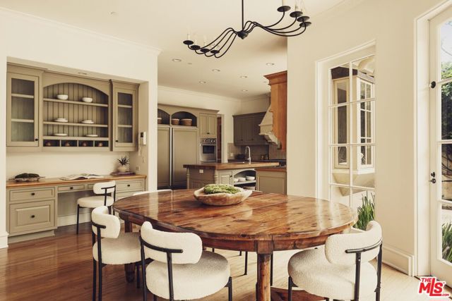223 24th Street, Santa Monica CA: https://media.crmls.org/mediaz/e8f69e10-a1cc-4ac9-97b7-03cf5b23daa1.jpg