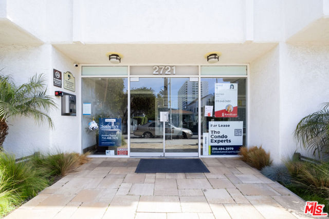 2721 2nd Street, Santa Monica CA: https://media.crmls.org/mediaz/e8f71216-1c18-493d-983b-7018d49b4754.jpg