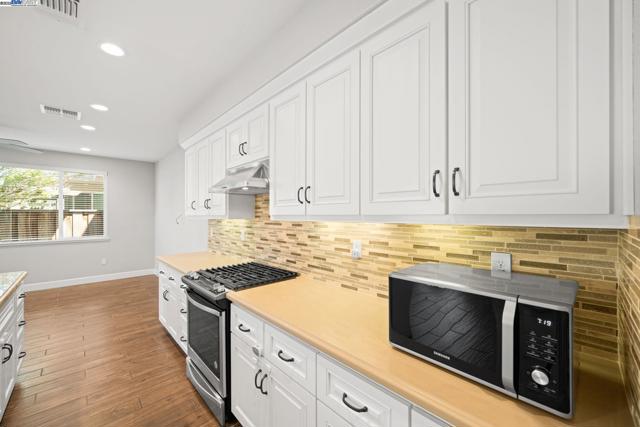 8563 Schooner Way, Newark CA: https://media.crmls.org/mediaz/e8f74974-5b26-45f5-9c24-471ea7336445.jpg