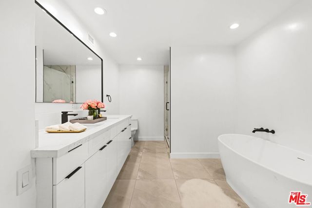 339 N Palm Drive, Beverly Hills CA: https://media.crmls.org/mediaz/e8f87b97-3be5-4bc9-8243-c5e48d255c1d.jpg
