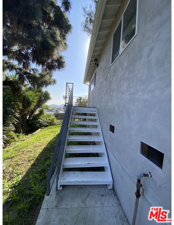 4567 Yellowstone Street, Los Angeles CA: https://media.crmls.org/mediaz/e8f8bcd9-2c9d-48c0-b40d-08fcb35d7e3c.jpg