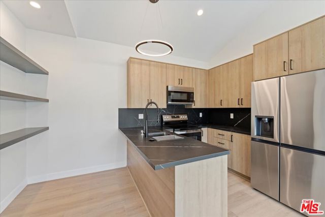 5530 Geer Avenue, Los Angeles CA: https://media.crmls.org/mediaz/e8f9a634-2514-4f79-a445-c4b812ca033d.jpg