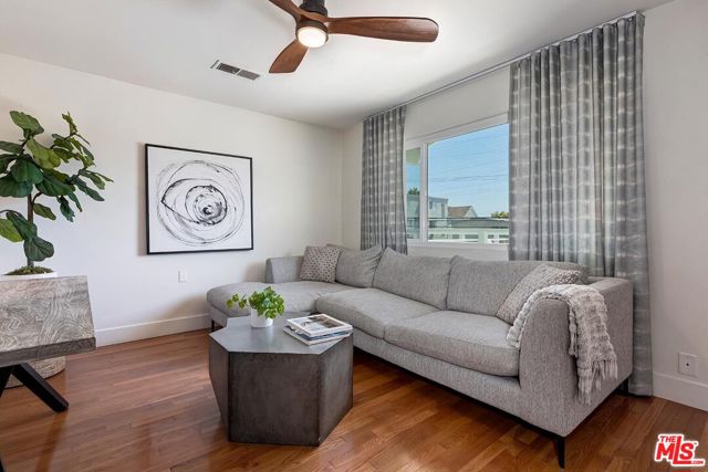 4417 Campbell Drive, Los Angeles CA: https://media.crmls.org/mediaz/e8fa2347-c52e-4a34-bad1-f652eeb66623.jpg