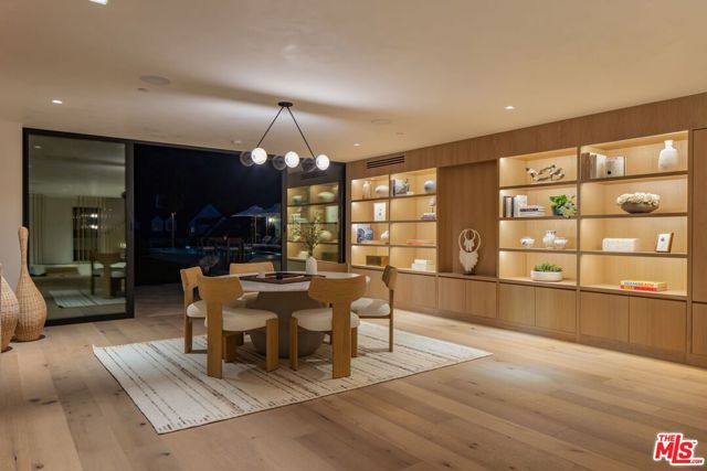 12309 Viewcrest Road, Studio City CA: https://media.crmls.org/mediaz/e8faa3eb-ce9a-4dcf-82c2-3775473d5e91.jpg