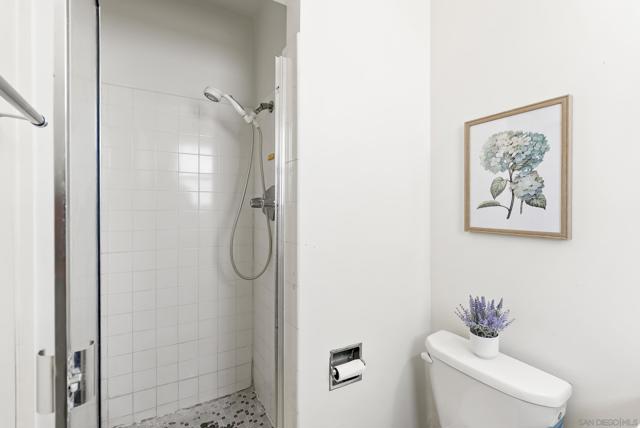 2122 March Pl, San Diego CA: https://media.crmls.org/mediaz/e8faad06-7c47-4e1e-ad24-e6d7dc150e85.jpg