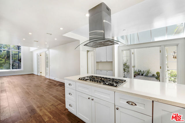 12320 Ridge Circle, Los Angeles CA: https://media.crmls.org/mediaz/e8fae949-e5ad-4c01-a95b-5b1497c1513f.jpg