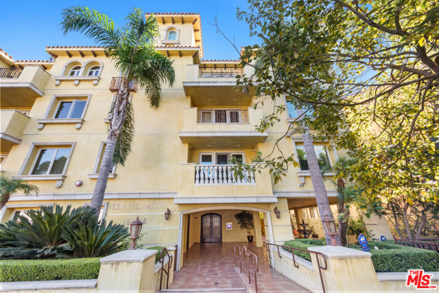 12026 Rhode Island Avenue, Los Angeles CA: https://media.crmls.org/mediaz/e8fc0247-3fed-4d3a-a3c5-c8812fc3c587.jpg