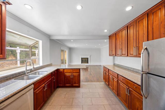 4321 Kingswood Dr, Concord CA: https://media.crmls.org/mediaz/e8fc0988-dd92-4dcc-8602-be4cf0ce0de2.jpg