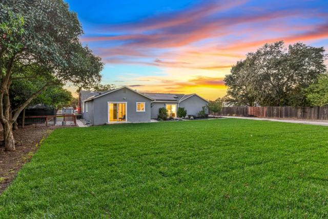 11840 Foothill Avenue, Gilroy CA: https://media.crmls.org/mediaz/e8fc110b-84a8-4396-a713-eb3b0aa5b281.jpg