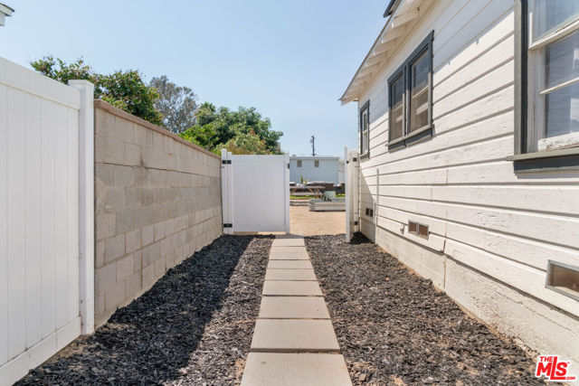 1633 Hickory Avenue, Torrance CA: https://media.crmls.org/mediaz/e8fc4d5a-87f3-4f33-886b-e847a43353f5.jpg