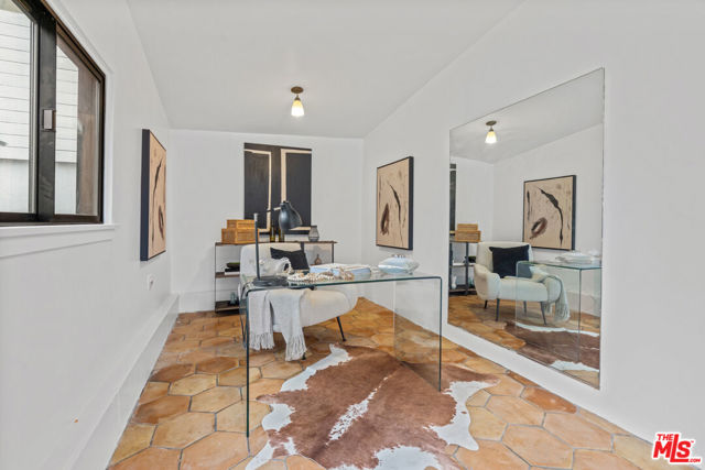 722 N La Jolla Avenue, Los Angeles CA: https://media.crmls.org/mediaz/e8fc52eb-3c8d-402f-93fc-72fc43e98caf.jpg