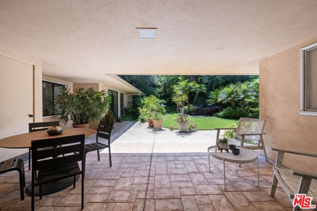 515 Warner Avenue, Los Angeles CA: https://media.crmls.org/mediaz/e8fc81f4-0ab8-450d-a4fd-ec3cfe6eef59.jpg