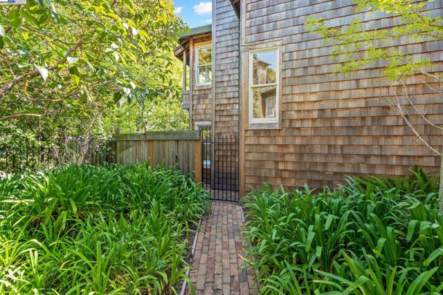 642 Centre Ct, Alameda CA: https://media.crmls.org/mediaz/e8fce022-033b-431e-92ed-94f1539c8498.jpg
