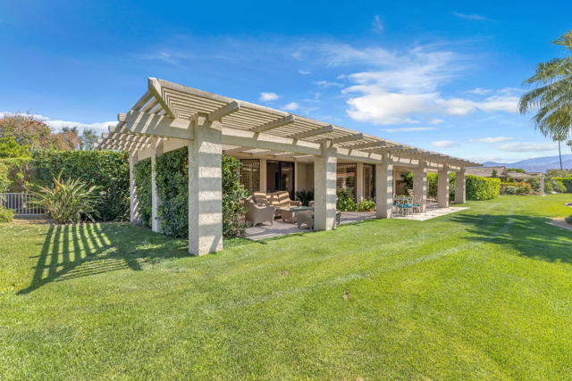 5 Stanford Drive, Rancho Mirage CA: https://media.crmls.org/mediaz/e8fd0405-819f-472e-aab8-7f6d4d59b824.jpg