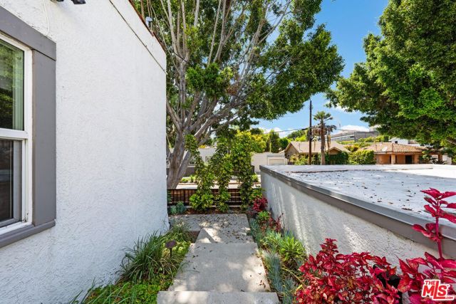 4047 Camero Avenue, Los Angeles CA: https://media.crmls.org/mediaz/e8fefc6b-1529-4500-a2e7-b35a5e206b07.jpg