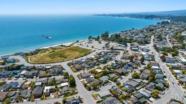 208 Valencia Avenue, Aptos CA: https://media.crmls.org/mediaz/e900b5ca-4c45-44b4-b8c6-154dc57094db.jpg