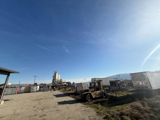 1347 Harkins Road, Salinas CA: https://media.crmls.org/mediaz/e902e1fd-4d97-4b67-ae78-bfc4f41cd1e1.jpg