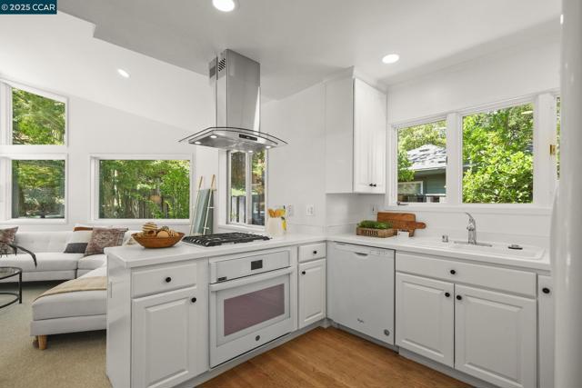71 Maple Ln, Walnut Creek CA: https://media.crmls.org/mediaz/e903e180-ab00-490d-8874-3fbe9bb7bc6f.jpg