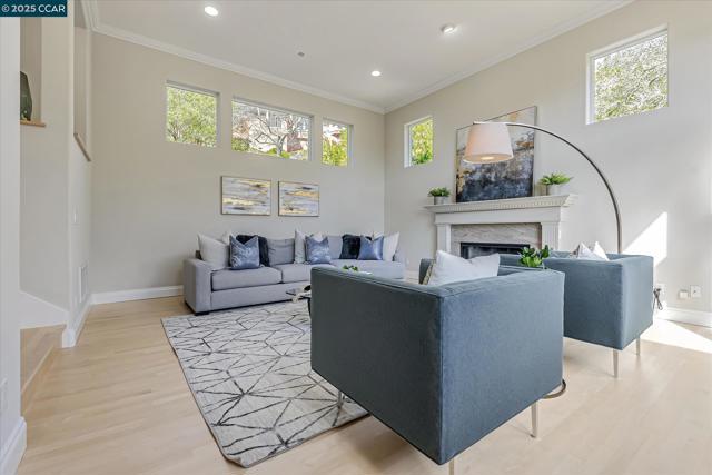 4 Berrybrook Hollow, Orinda CA: https://media.crmls.org/mediaz/e9044055-0ff7-48f1-8bf4-cb07d9b6c754.jpg